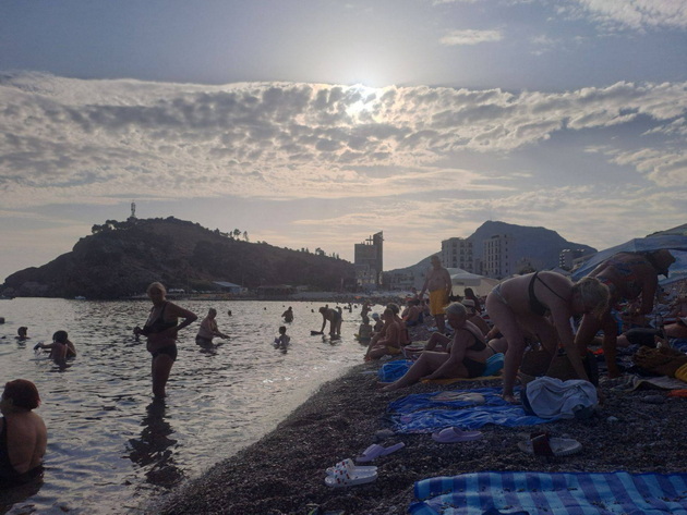 nema-igla-kade-da-frlish-plazhite-vo-sutomore-se-pretrupani-so-turisti-ushte-vo-juni-foto-03.jpg