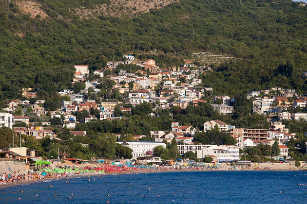 nema-igla-kade-da-frlish-plazhite-vo-sutomore-se-pretrupani-so-turisti-ushte-vo-juni-foto-06.jpg