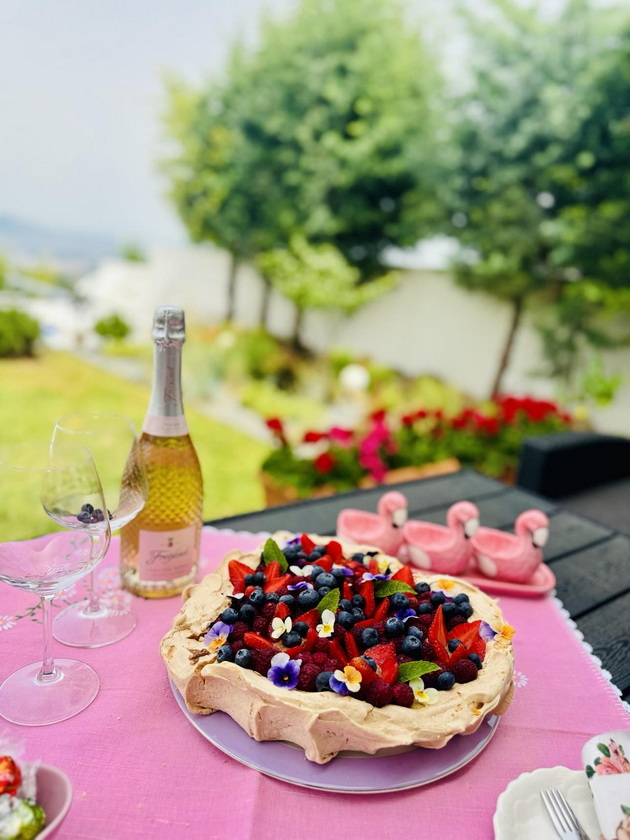 viki-ristoska-sekoja-godina-za-mojot-rodenden-si-pravam-pavlova-torta-tradicija-nasledena-od-majka-mi-02.jpg