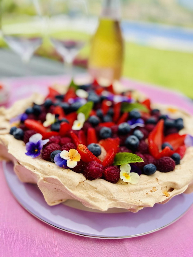 viki-ristoska-sekoja-godina-za-mojot-rodenden-si-pravam-pavlova-torta-tradicija-nasledena-od-majka-mi-03.jpg