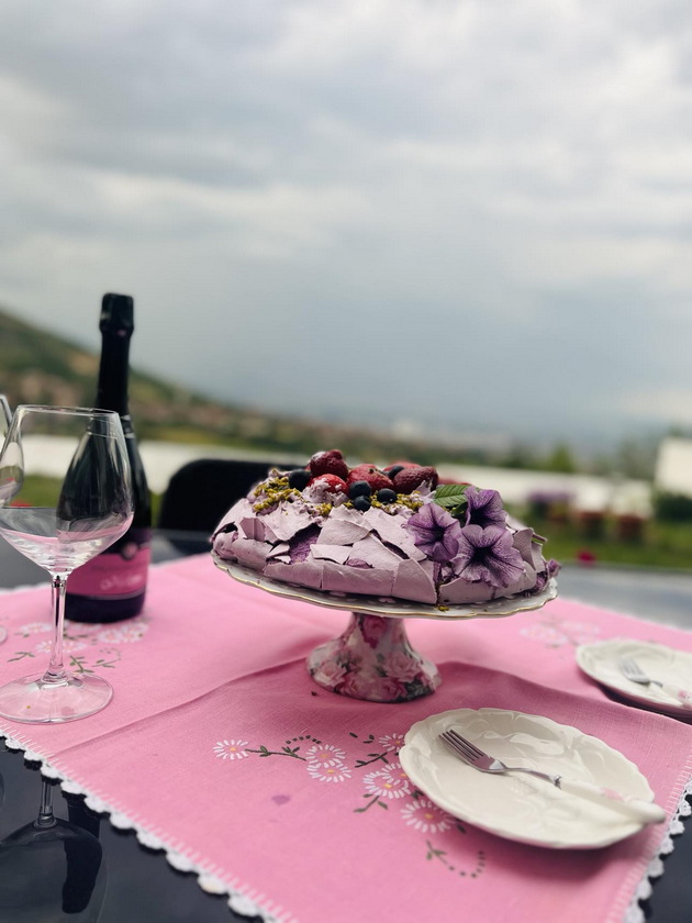 viki-ristoska-sekoja-godina-za-mojot-rodenden-si-pravam-pavlova-torta-tradicija-nasledena-od-majka-mi-04.jpg