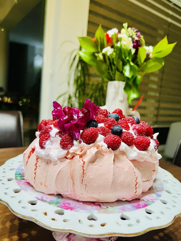 viki-ristoska-sekoja-godina-za-mojot-rodenden-si-pravam-pavlova-torta-tradicija-nasledena-od-majka-mi-05.jpg