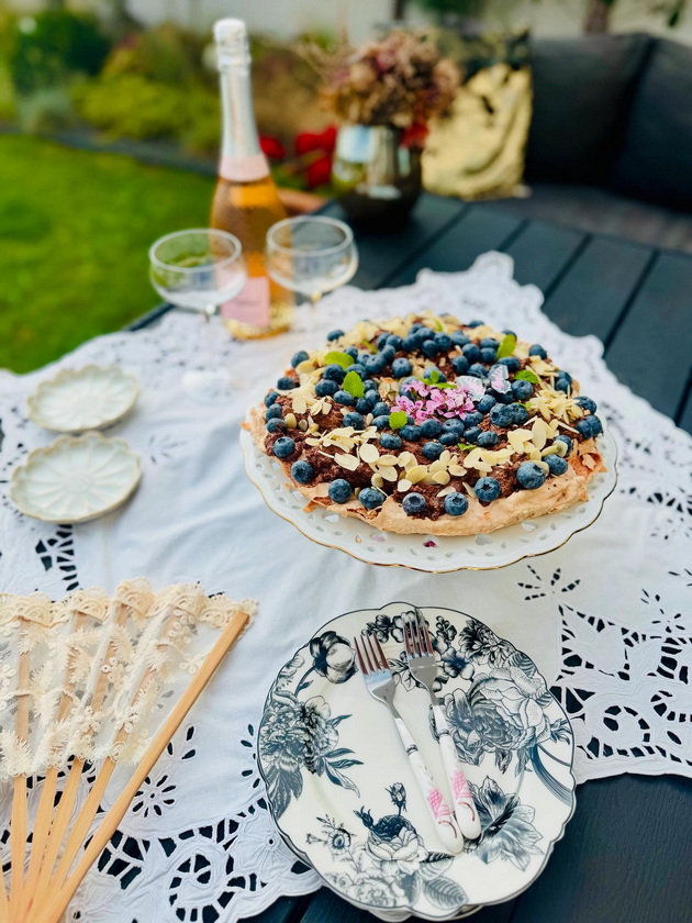 viki-ristoska-sekoja-godina-za-mojot-rodenden-si-pravam-pavlova-torta-tradicija-nasledena-od-majka-mi-06_copy.jpg