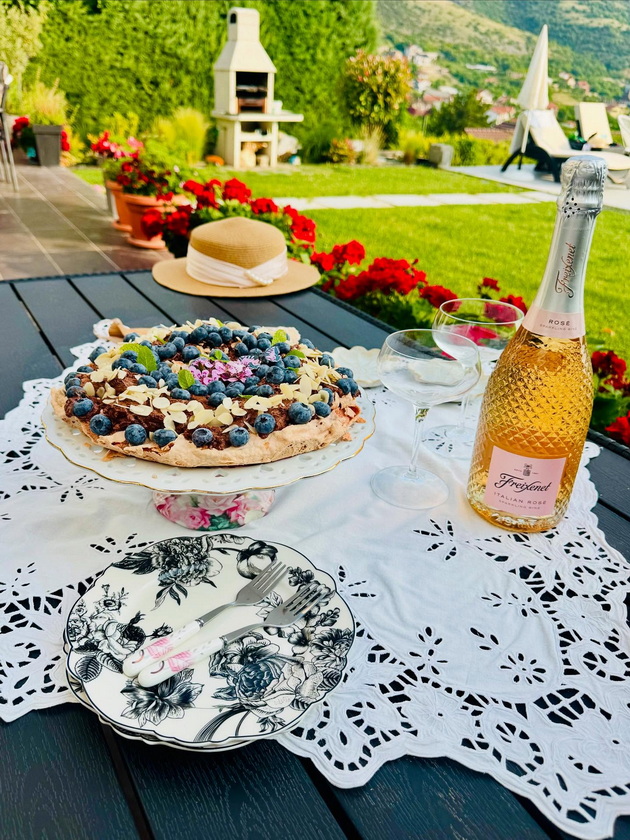 viki-ristoska-sekoja-godina-za-mojot-rodenden-si-pravam-pavlova-torta-tradicija-nasledena-od-majka-mi-08.jpg