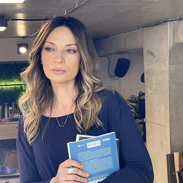 viralen-status-na-profesorka-od-skopje-eres-e-da-slushash-turbo-folk-vo-diskoteka-treba-da-se-prekrstat-vo-folkoteki-03.jpg
