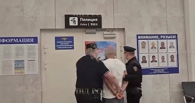 zastrashuvachko-video-go-potrese-svetot-mazh-treska-od-zemja-2-godishno-momche-koe-stoi-do-nego-na-aerodrom-02.jpg