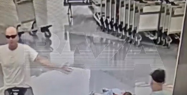 zastrashuvachko-video-go-potrese-svetot-mazh-treska-od-zemja-2-godishno-momche-koe-stoi-do-nego-na-aerodrom-03.jpg