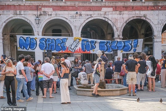 dzhef-bezos-i-loren-sanchez-pochnaa-so-svadbenite-proslavi-pena-parti-vo-hrvatska-pred-da-trgnat-za-venecija-foto-04.JPG