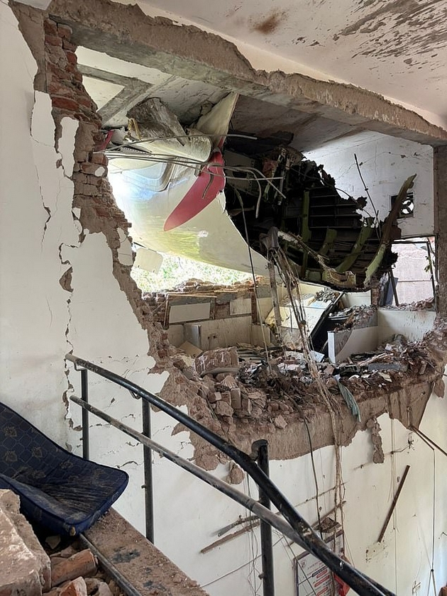 edinstveniot-prezhivean-vo-avionskata-nesrekja-vo-indija-sedel-do-izlezot-za-itni-sluchai-ne-znam-kako-ostanav-zhiv-03.JPG
