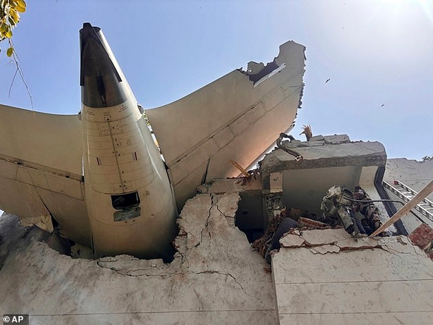 edinstveniot-prezhivean-vo-avionskata-nesrekja-vo-indija-sedel-do-izlezot-za-itni-sluchai-ne-znam-kako-ostanav-zhiv-6.JPG