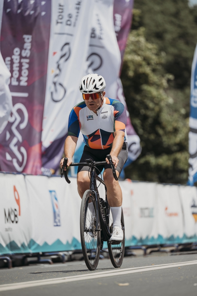 foto-vest-makedonski-uspeh-na-aksios-pro-skopje-na-trkata-gran-fondo-novi-sad-2025-04.JPG