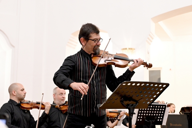 koncert-za-dvajca-solisti-na-nu-kameren-orkestar-na-bitola-klasika-shto-zboruva-tivko-no-ostanuva-dolgo-0.JPG