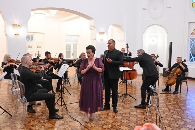 koncert-za-dvajca-solisti-na-nu-kameren-orkestar-na-bitola-klasika-shto-zboruva-tivko-no-ostanuva-dolgo-01.JPG