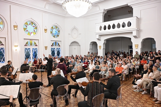 koncert-za-dvajca-solisti-na-nu-kameren-orkestar-na-bitola-klasika-shto-zboruva-tivko-no-ostanuva-dolgo-04.JPG