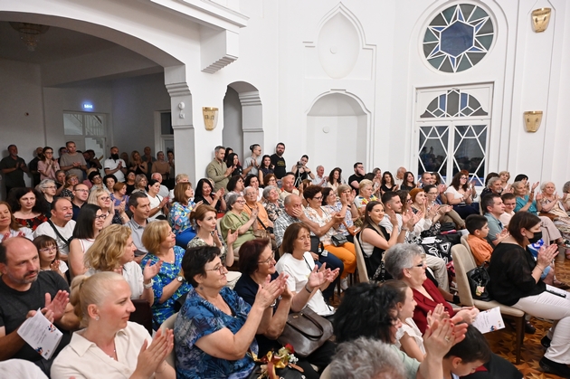 koncert-za-dvajca-solisti-na-nu-kameren-orkestar-na-bitola-klasika-shto-zboruva-tivko-no-ostanuva-dolgo-07.JPG