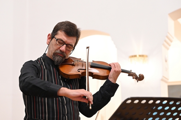 koncert-za-dvajca-solisti-na-nu-kameren-orkestar-na-bitola-klasika-shto-zboruva-tivko-no-ostanuva-dolgo-08.JPG
