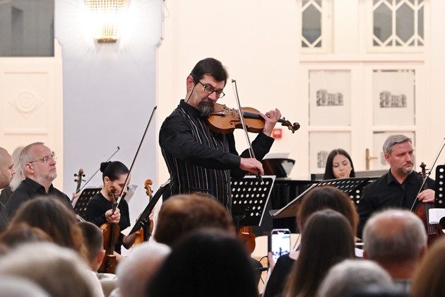 koncert-za-dvajca-solisti-na-nu-kameren-orkestar-na-bitola-klasika-shto-zboruva-tivko-no-ostanuva-dolgo-09.JPG