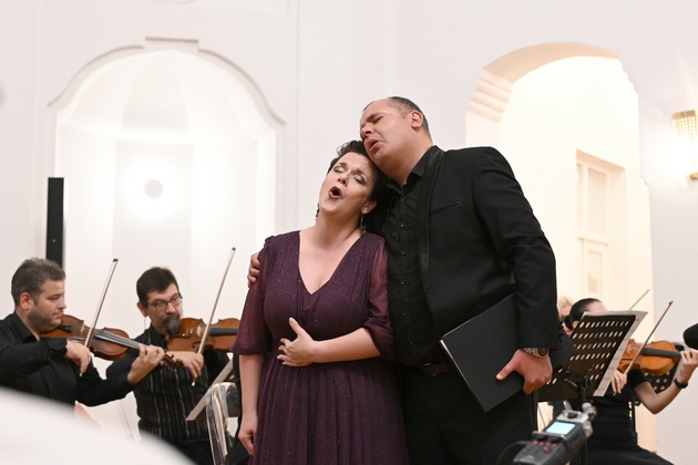 koncert-za-dvajca-solisti-na-nu-kameren-orkestar-na-bitola-klasika-shto-zboruva-tivko-no-ostanuva-dolgo-2.JPG