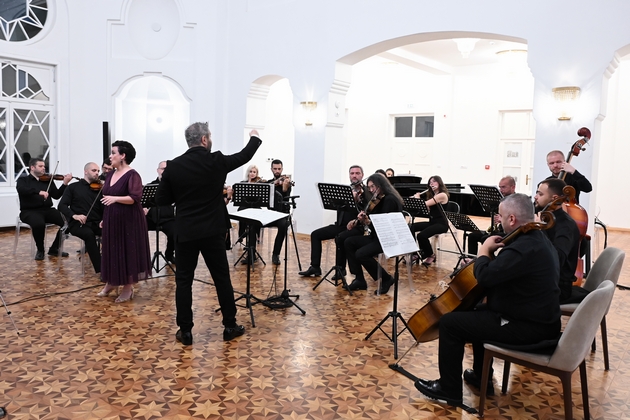 koncert-za-dvajca-solisti-na-nu-kameren-orkestar-na-bitola-klasika-shto-zboruva-tivko-no-ostanuva-dolgo-6.JPG