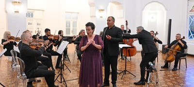 koncert-za-dvajca-solisti-na-nu-kameren-orkestar-na-bitola-klasika-shto-zboruva-tivko-no-ostanuva-dolgo-povekje.jpg