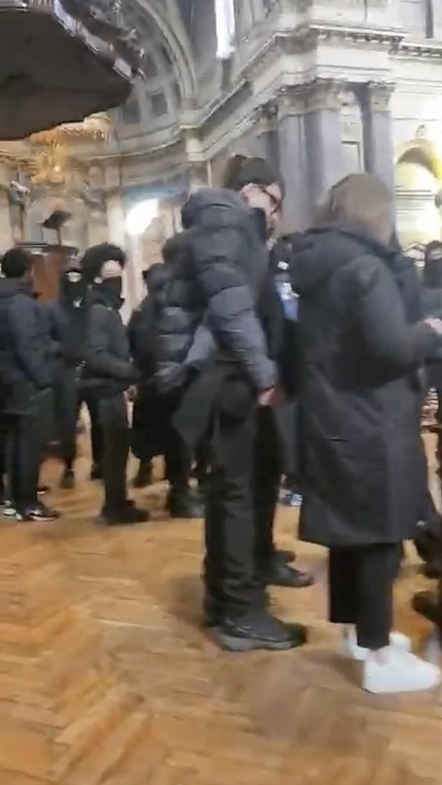 organiziral-lazhen-pogreb-bil-vo-zatvor-za-siluvanje-koj-e-pedofilot-shto-praveshe-svadba-so-9-godishno-devojche-vo-diznilend-04.JPG