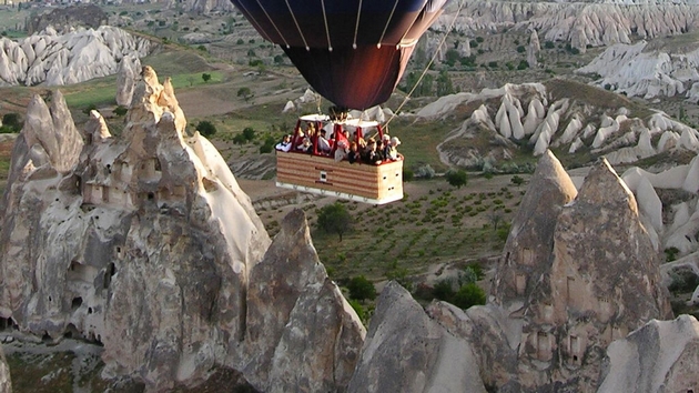 vo-ist-den-dve-nesrekji-so-baloni-so-topol-vozduh-vo-kapadokija-zaginal-pilot-nad-20-turisti-povredni-02.JPG