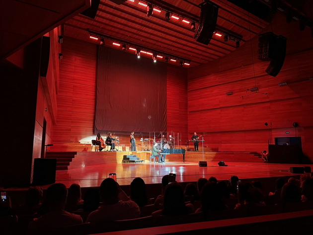 bev-na-koncert-na-sinot-na-andrea-bocheli-vo-skopje-i-me-voshiti-so-italijanskiot-sharm-sleze-vo-publika-igrashe-so-damite-pa-dobi-stoiechki-ovacii-19.jpg