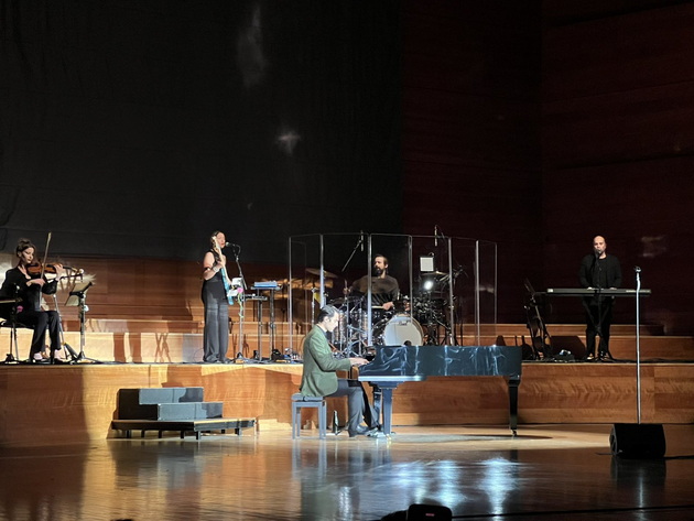bev-na-koncert-na-sinot-na-andrea-bocheli-vo-skopje-i-me-voshiti-so-italijanskiot-sharm-sleze-vo-publika-igrashe-so-damite-pa-dobi-stoiechki-ovacii-20.jpg