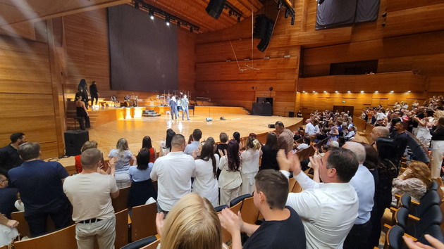bev-na-koncert-na-sinot-na-andrea-bocheli-vo-skopje-i-me-voshiti-so-italijanskiot-sharm-sleze-vo-publika-igrashe-so-damite-pa-dobi-stoiechki-ovacii-21.jpg