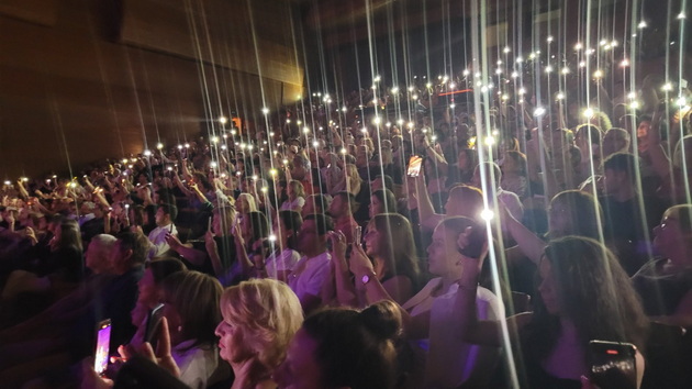 bev-na-koncert-na-sinot-na-andrea-bocheli-vo-skopje-i-me-voshiti-so-italijanskiot-sharm-sleze-vo-publika-igrashe-so-damite-pa-dobi-stoiechki-ovacii-22.jpg
