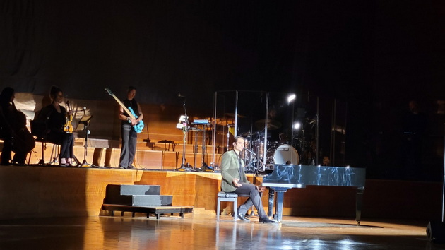 bev-na-koncert-na-sinot-na-andrea-bocheli-vo-skopje-i-me-voshiti-so-italijanskiot-sharm-sleze-vo-publika-igrashe-so-damite-pa-dobi-stoiechki-ovacii-23.jpg
