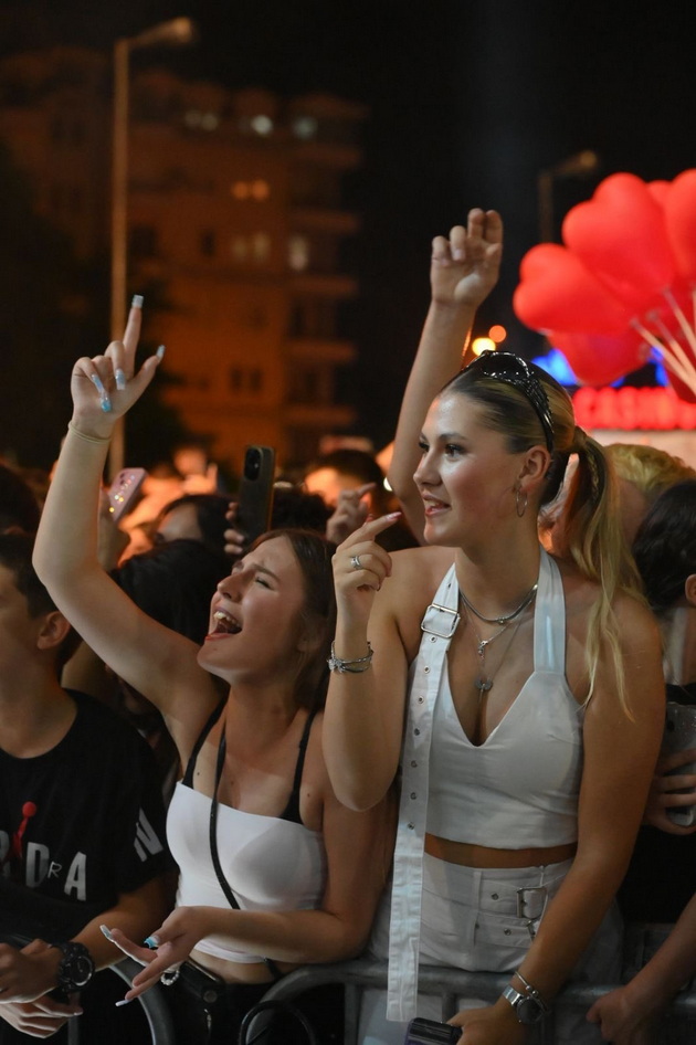 bev-na-nastap-na-nekst-tajm-2bona-i-slatkar-vo-kisela-voda-deca-vreskaa-po-idolite-slatkar-zapea-so-devojka-od-publika-10.jpg