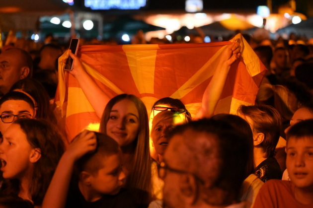 bev-na-nastap-na-nekst-tajm-2bona-i-slatkar-vo-kisela-voda-deca-vreskaa-po-idolite-slatkar-zapea-so-devojka-od-publika-12.jpg