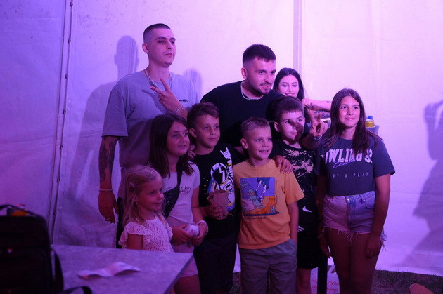 bev-na-nastap-na-nekst-tajm-2bona-i-slatkar-vo-kisela-voda-deca-vreskaa-po-idolite-slatkar-zapea-so-devojka-od-publika-17.jpg