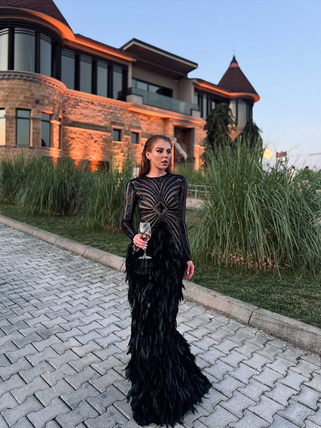 elena-najdoski-bleska-pokraj-soprugot-kaltrina-vo-vpechatliv-fustan-so-perduvi-shto-oblekoa-poznatite-makedonci-na-haute-wed-gala-02_copy.jpg
