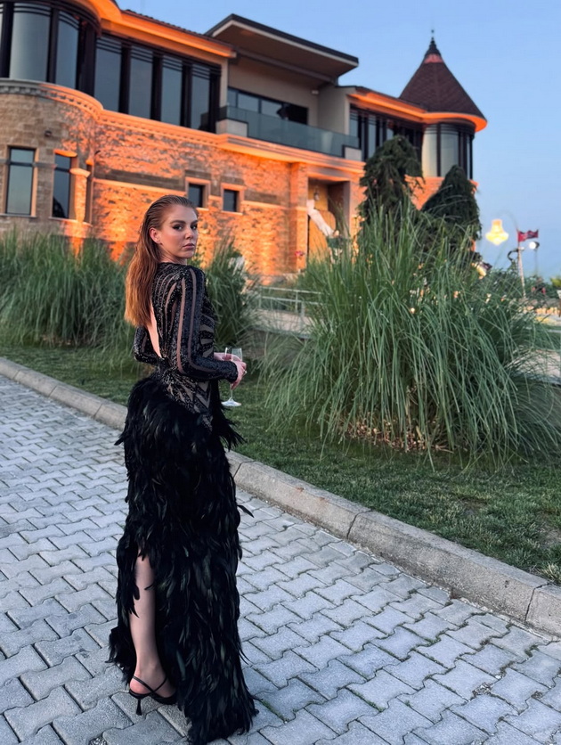 elena-najdoski-bleska-pokraj-soprugot-kaltrina-vo-vpechatliv-fustan-so-perduvi-shto-oblekoa-poznatite-makedonci-na-haute-wed-gala-03_copy.jpg