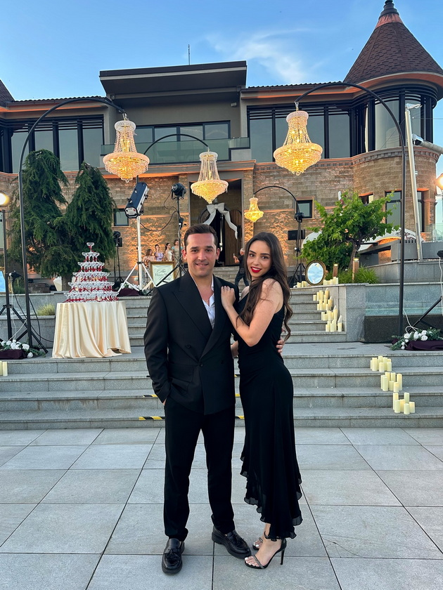 elena-najdoski-bleska-pokraj-soprugot-kaltrina-vo-vpechatliv-fustan-so-perduvi-shto-oblekoa-poznatite-makedonci-na-haute-wed-gala-04.jpg