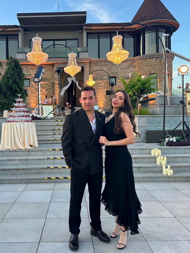 elena-najdoski-bleska-pokraj-soprugot-kaltrina-vo-vpechatliv-fustan-so-perduvi-shto-oblekoa-poznatite-makedonci-na-haute-wed-gala-06.jpg