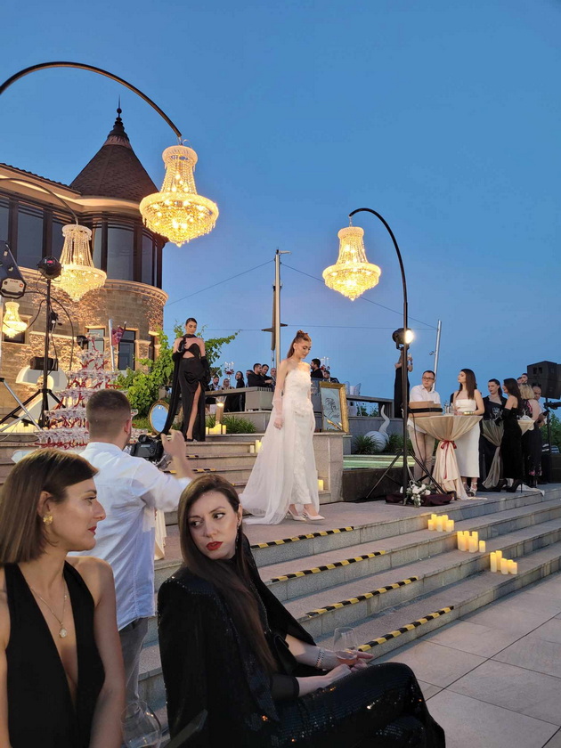 elena-najdoski-bleska-pokraj-soprugot-kaltrina-vo-vpechatliv-fustan-so-perduvi-shto-oblekoa-poznatite-makedonci-na-haute-wed-gala-25.jpg