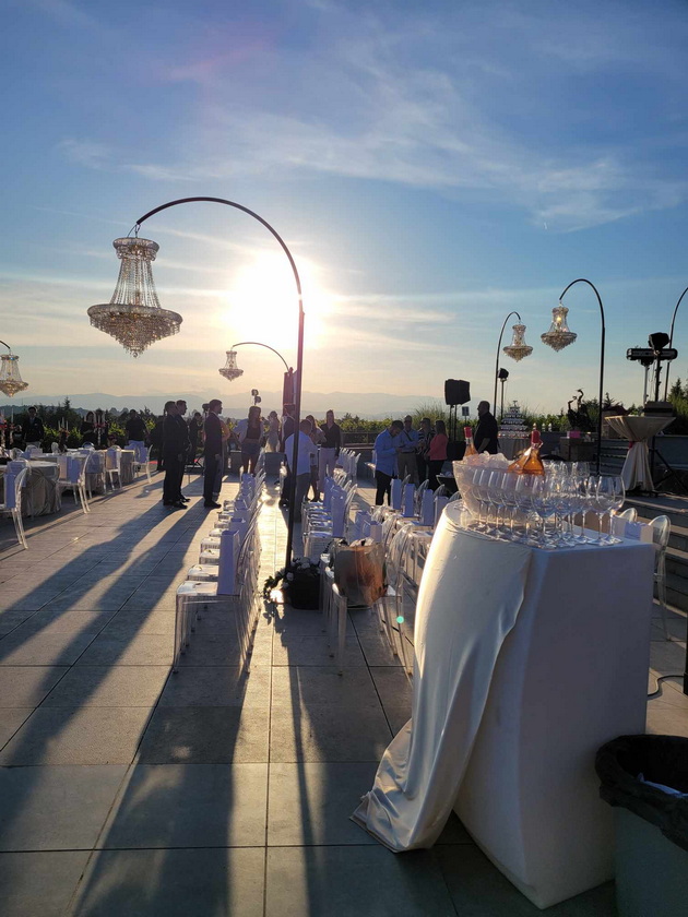 elena-najdoski-bleska-pokraj-soprugot-kaltrina-vo-vpechatliv-fustan-so-perduvi-shto-oblekoa-poznatite-makedonci-na-haute-wed-gala-26.jpg