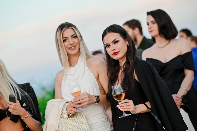 fustani-so-perduvi-crni-vpechatlivi-kreacii-shto-oblekoa-gostite-na-glamurozen-nastan-vo-skopje-24.jpg