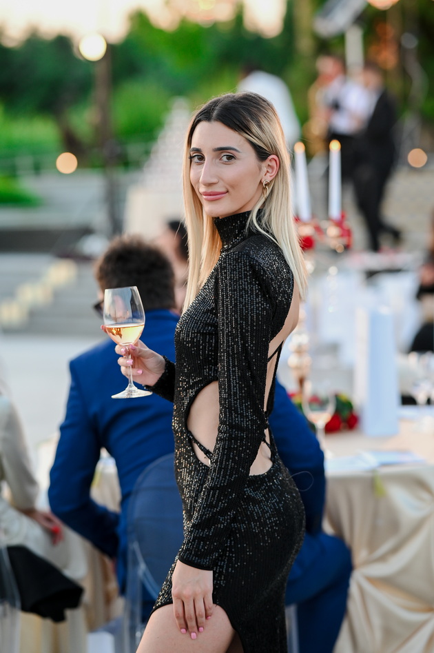 fustani-so-perduvi-crni-vpechatlivi-kreacii-shto-oblekoa-gostite-na-glamurozen-nastan-vo-skopje-27.jpg
