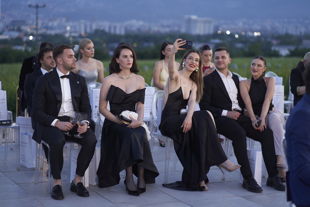 fustani-so-perduvi-crni-vpechatlivi-kreacii-shto-oblekoa-gostite-na-glamurozen-nastan-vo-skopje-92.jpg