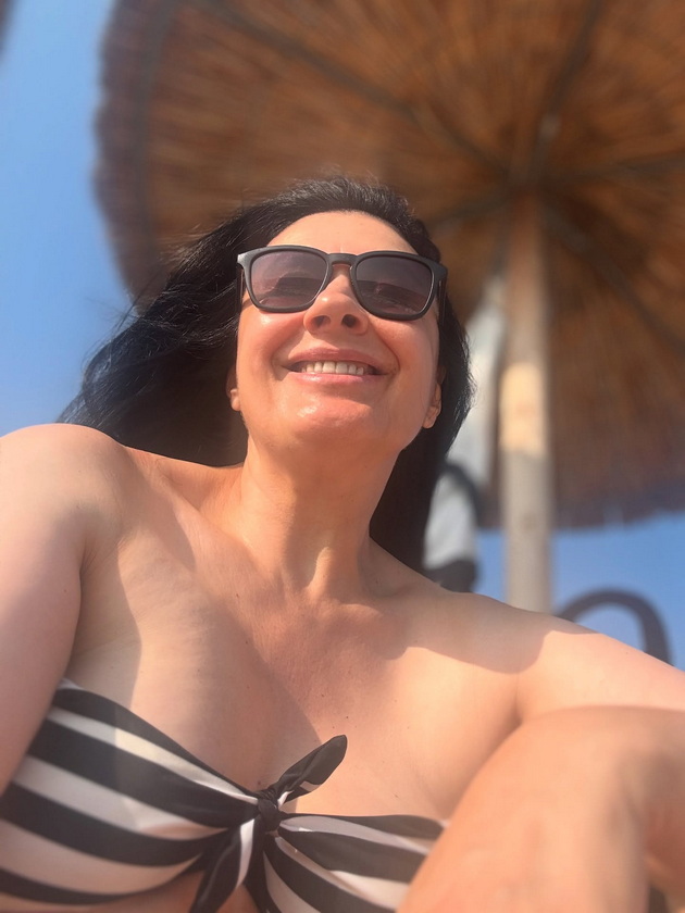 kaliopi-vo-crnobeli-bikini-retka-fotka-od-plazha-uzhiva-vo-sonceto-pred-novite-proekti-02.jpg