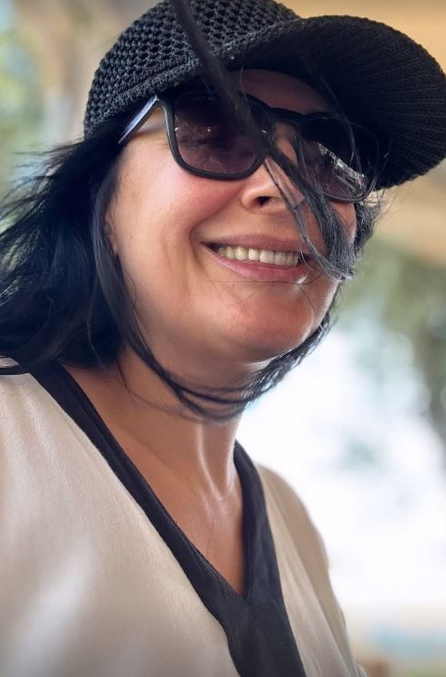 kaliopi-vo-crnobeli-bikini-retka-fotka-od-plazha-uzhiva-vo-sonceto-pred-novite-proekti-04.jpg