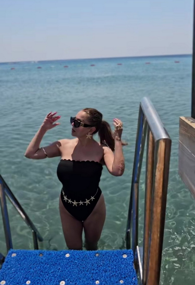 lila-se-zabavuva-vo-bodrum-pozira-na-flamingo-uzhiva-na-pena-zhurka-na-bazen-gi-pokazha-izvajanite-noze-02.jpg