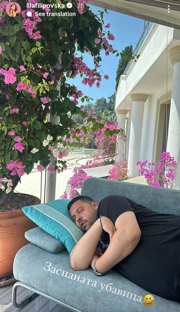 lila-se-zabavuva-vo-bodrum-pozira-na-flamingo-uzhiva-na-pena-zhurka-na-bazen-gi-pokazha-izvajanite-noze-08.jpg