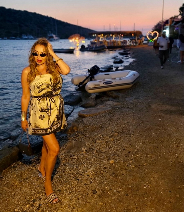 lila-se-zabavuva-vo-bodrum-pozira-na-flamingo-uzhiva-na-pena-zhurka-na-bazen-gi-pokazha-izvajanite-noze-10.jpg