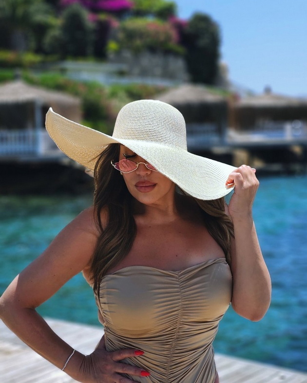lila-se-zabavuva-vo-bodrum-pozira-na-flamingo-uzhiva-na-pena-zhurka-na-bazen-gi-pokazha-izvajanite-noze-101.jpg