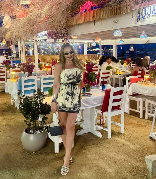 lila-se-zabavuva-vo-bodrum-pozira-na-flamingo-uzhiva-na-pena-zhurka-na-bazen-gi-pokazha-izvajanite-noze-11.jpg